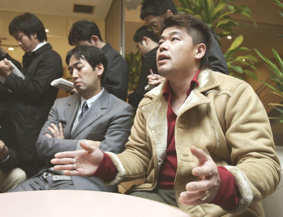 　オリックスとの契約交渉について記者会見する中村（右）＝２００７年１月（共同）