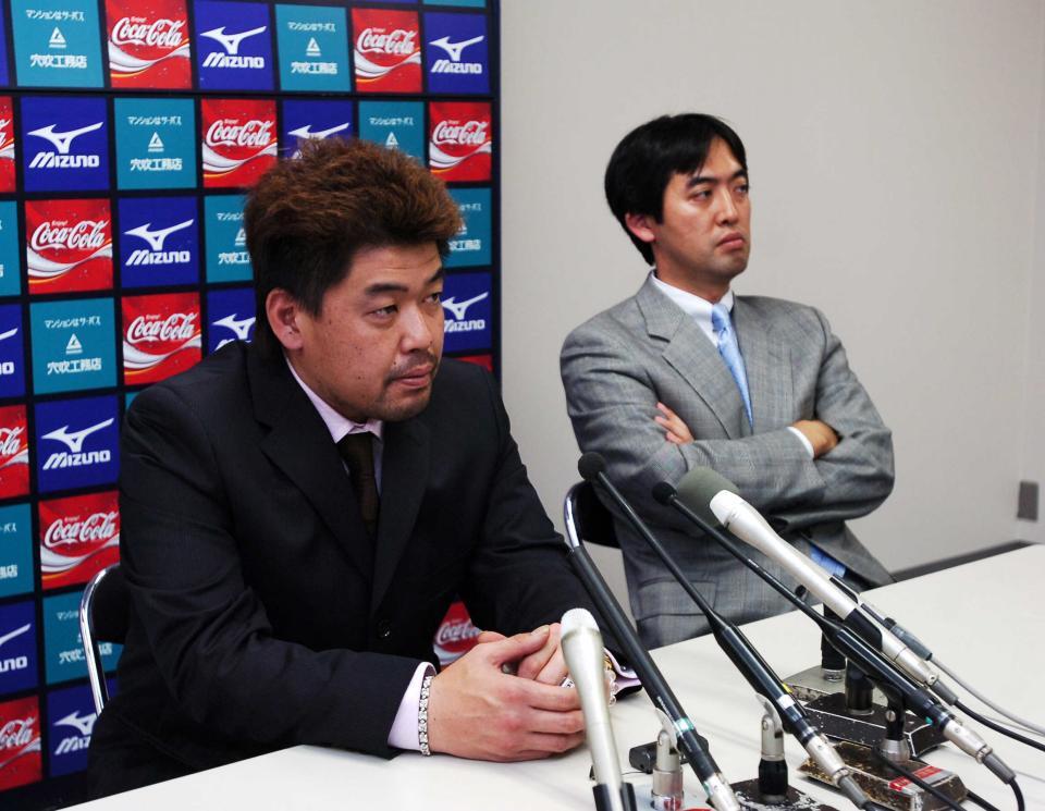 　代理人の茂木立氏（右）と共に会見する中村＝２００６年１２月