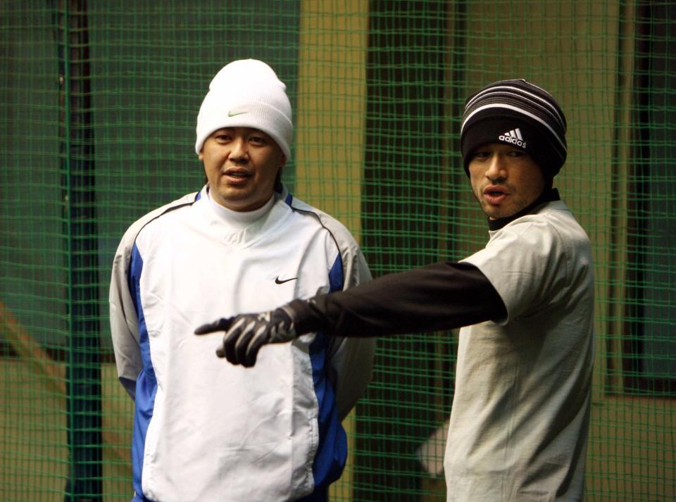 　中村は自主トレ中のイチロー（右）と話し込む＝２００７年１月
