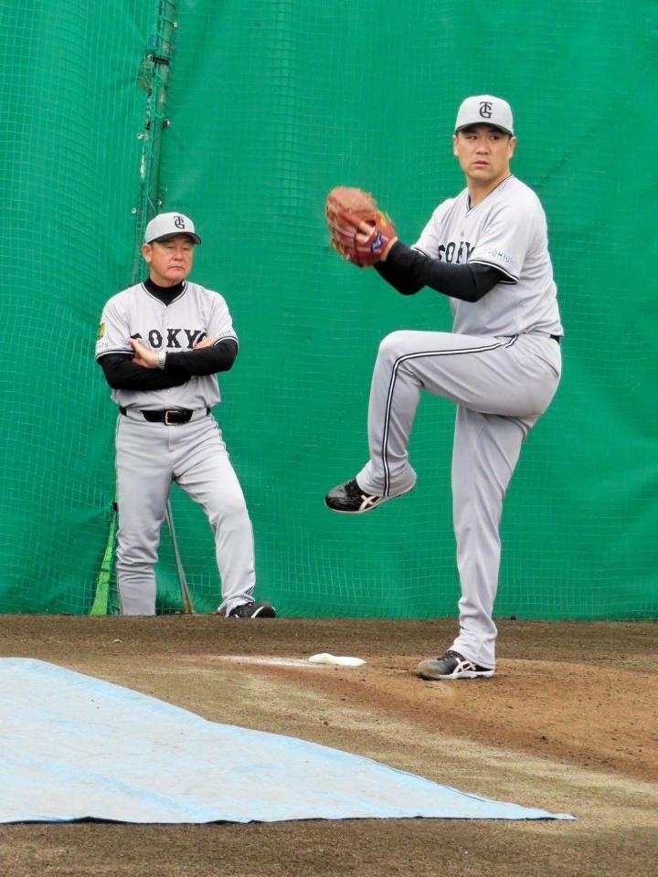 　ブルペンで投球練習を行う田中将（左は久保コーチ）