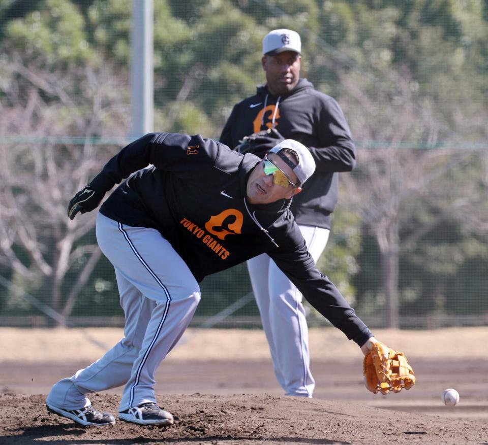 　ノックを受ける田中将（手前）