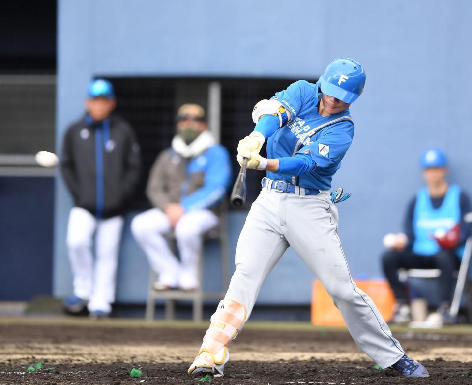 　６回、勝ち越しの右越え適時二塁打を放つ清宮。後方左は新庄監督（撮影・開出牧）