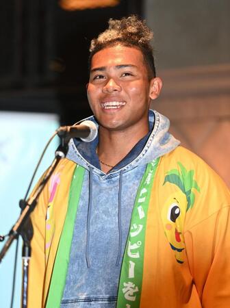 　ナゴパイナップルパークアンバサダーに就任し喜びを語る水谷（撮影・開出牧）