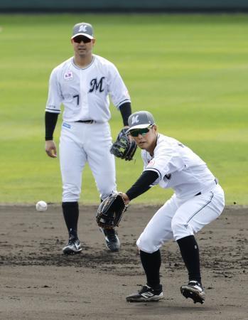　守備練習するロッテ・中村奨。奥は藤岡＝石垣
