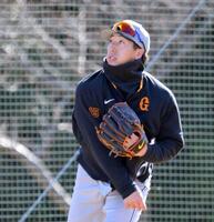 　キャッチボールをする大勢（撮影・伊藤笙子）