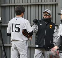 　ブルペンでの投球を終えた大勢（左）と話す阿部監督