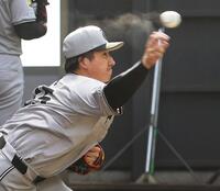 　ブルペンで投げ込む大勢