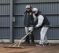 　ブルペンの土をならす阿部監督