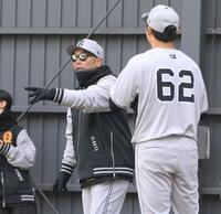 　ブルペンで横川（右）にアドバイスを送る阿部監督（撮影・伊藤笙子）