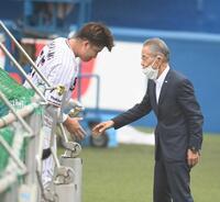 　握手を交わす村上と衣笠球団社長＝２０２２年６月