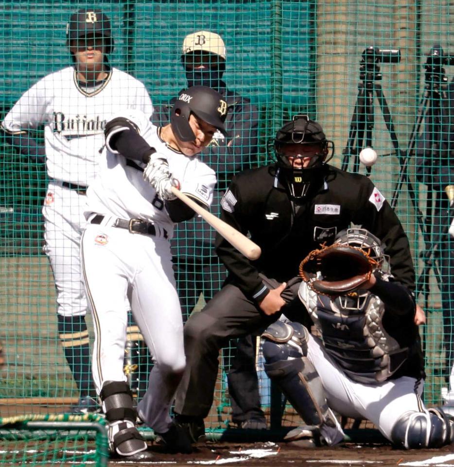 　実戦形式の打撃練習をする麦谷