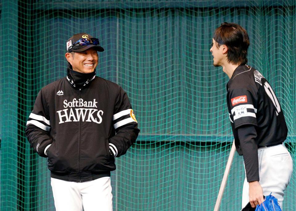 　投球練習を終えた上沢（右）と笑顔で話す小久保監督