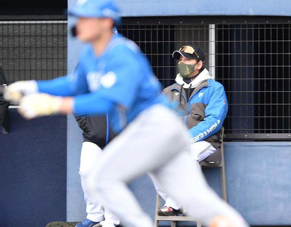 　６回、清宮（手前）の勝ち越し二塁打の打球を目で追う新庄監督（撮影・開出牧）