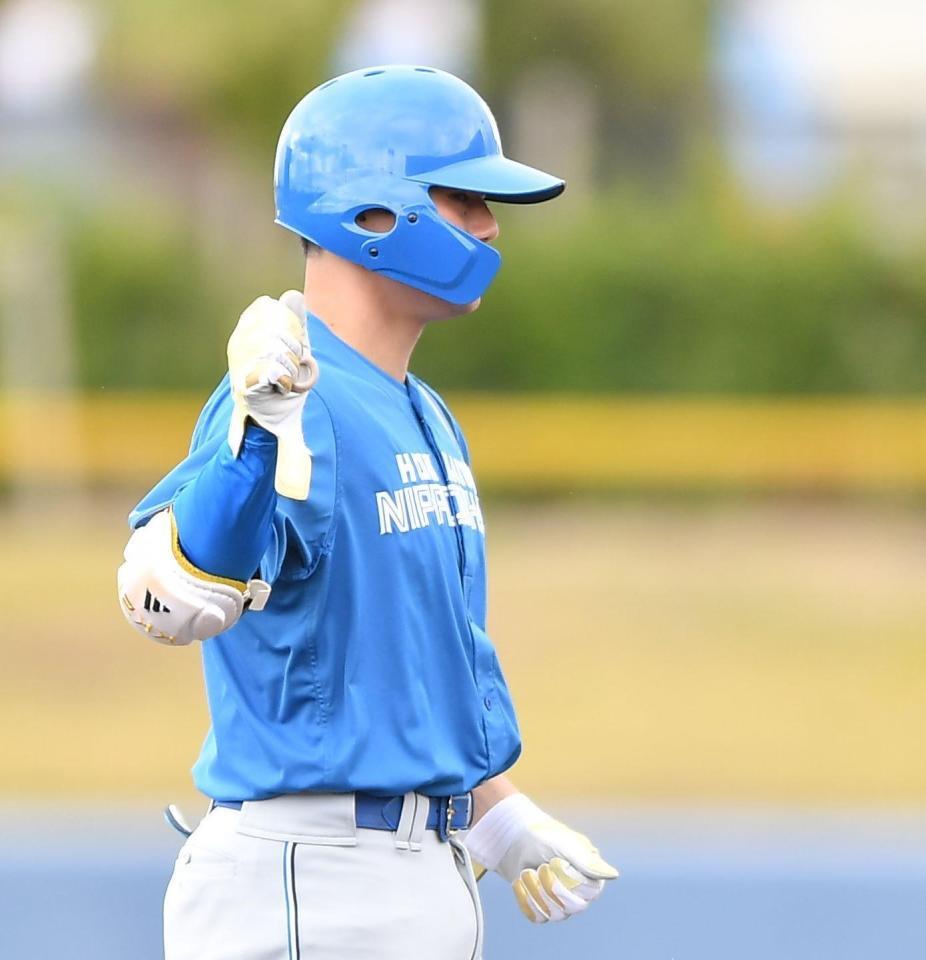 　６回、勝ち越しの右越え適時二塁打を放ちポーズを決める清宮（撮影・開出牧）