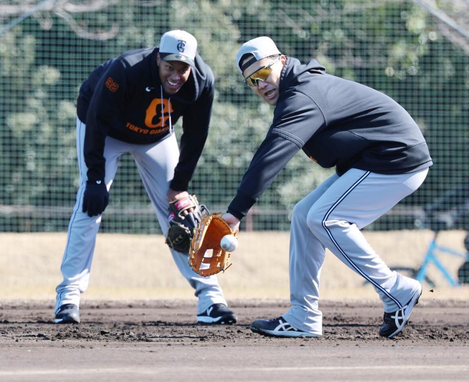 　ノックを受ける田中将（右）。左はマルティネス