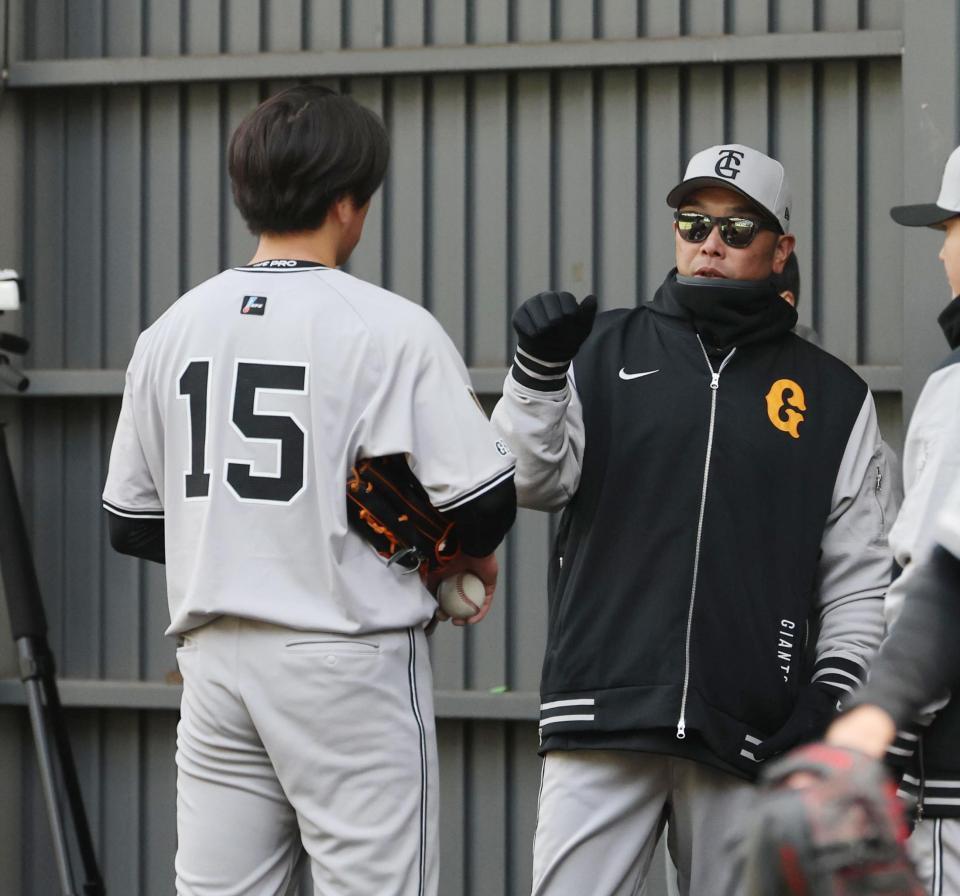 　ブルペンでの投球を終えた大勢（左）と話す阿部監督