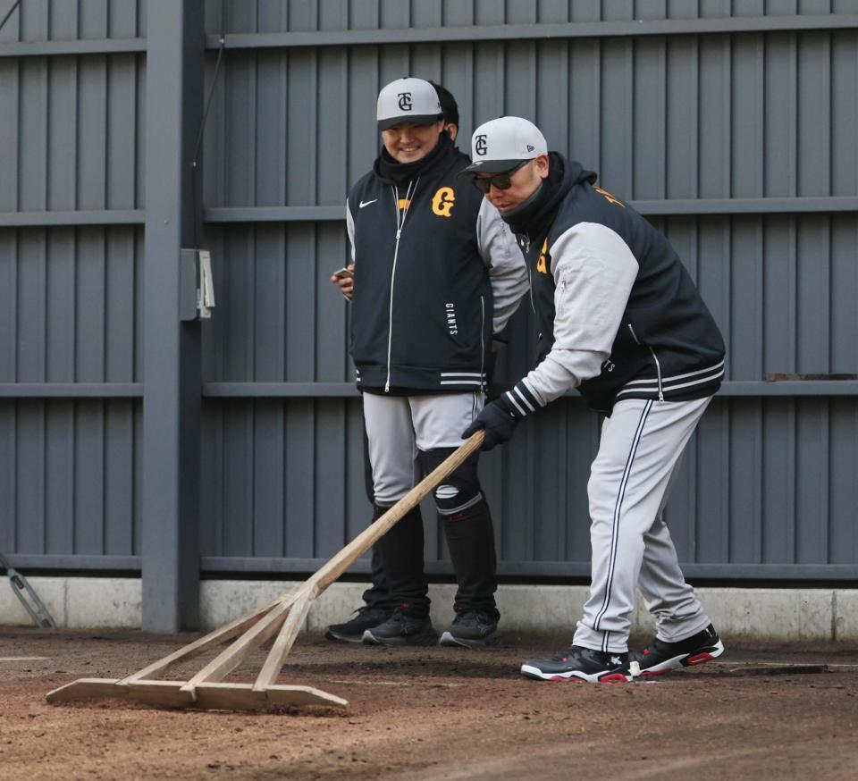 　ブルペンの土をならす阿部監督