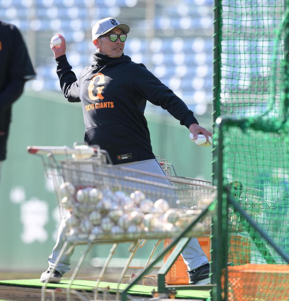 　居残り練習で打撃投手を務める阿部監督（撮影・伊藤笙子）