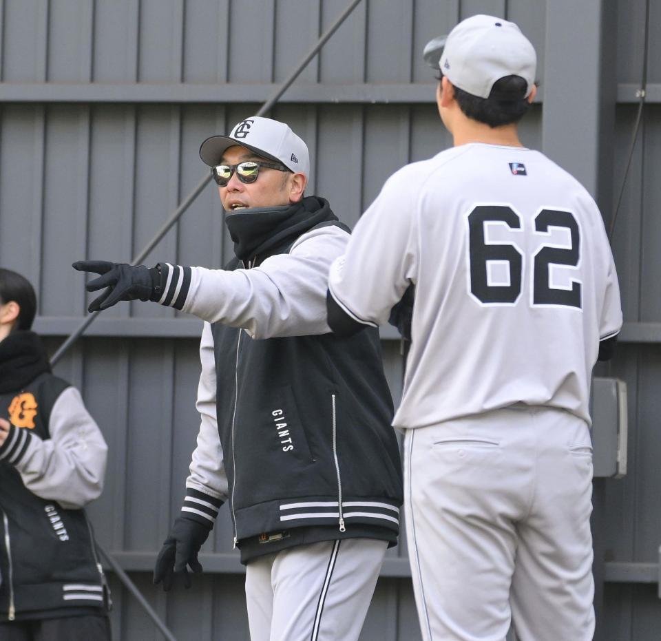 　ブルペンで横川（右）にアドバイスを送る阿部監督（撮影・伊藤笙子）