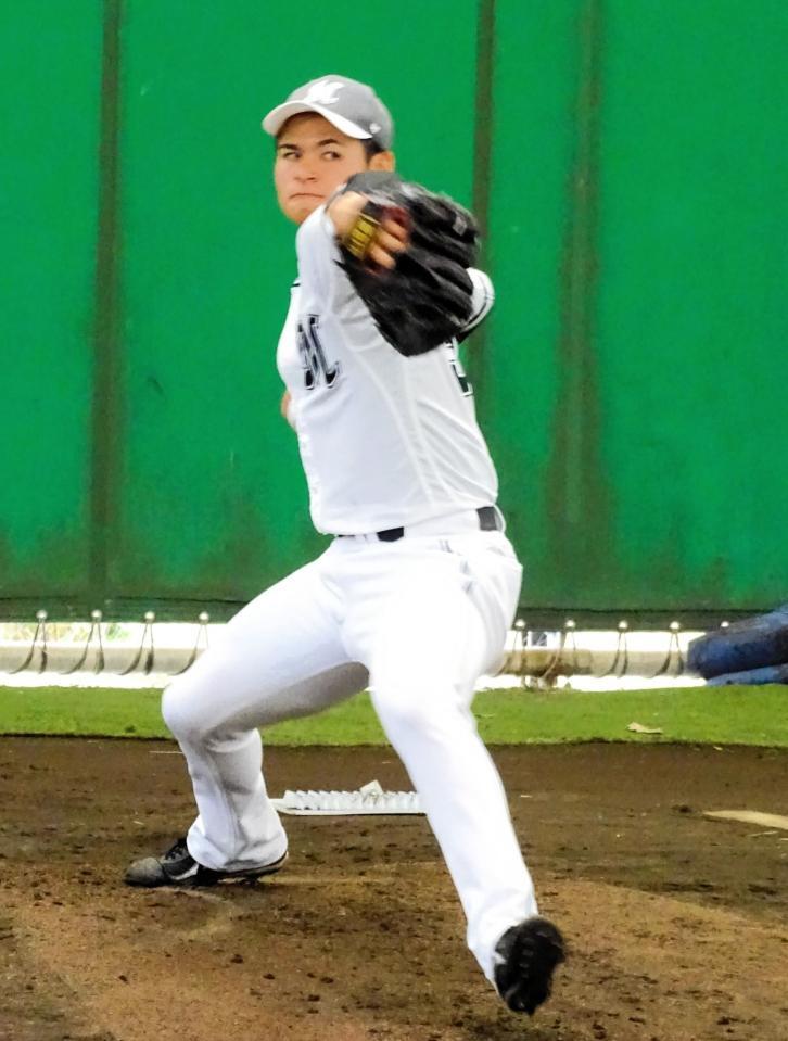 　ブルペンで投球練習する中森