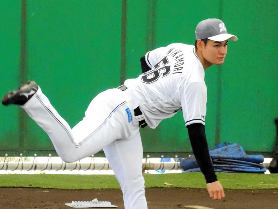 　ブルペンで投球練習するロッテの中森（撮影・鈴木創太）