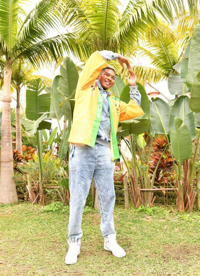 　パイナップルのＰのポーズを決める水谷（撮影・開出牧）