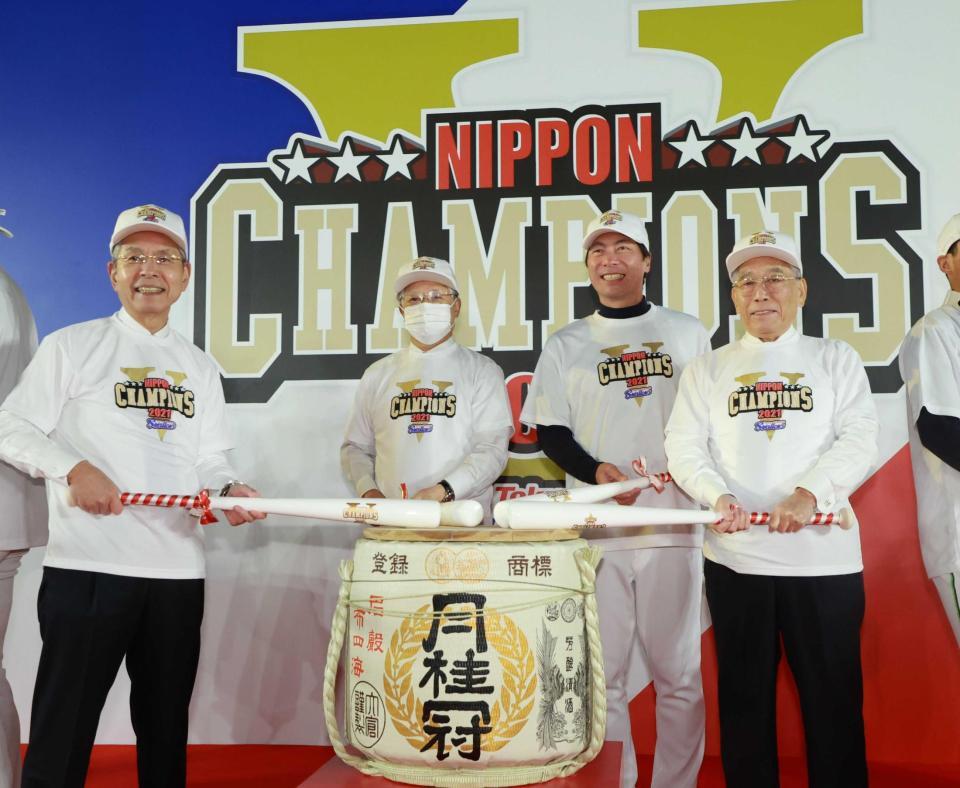 　祝勝会に臨む（左から）衣笠剛社長、根岸孝成オーナー、高津監督、フジサンケイグループ日枝久代表＝２０２１年１１月
