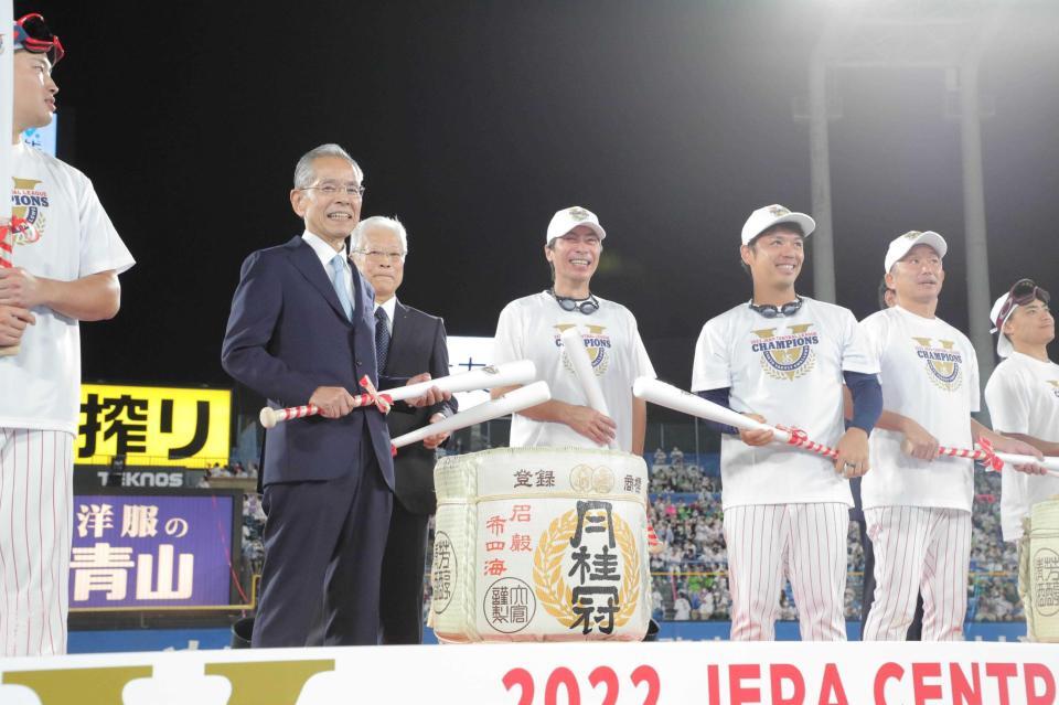 　鏡割りをする（左から）衣笠剛球団社長、根岸孝成オーナー、高津監督、小川、石川＝２０２２年９月２５日