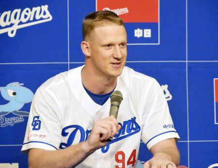 　入団記者会見する新外国人投手、ウォルターズ