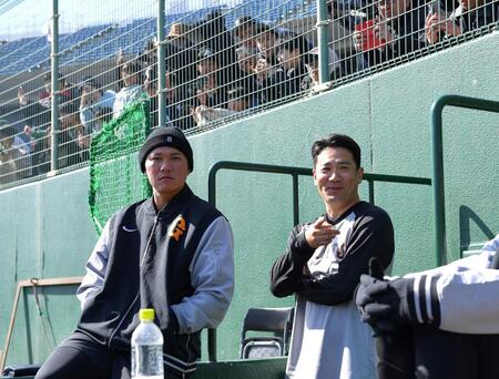 　紅白戦の合間に談笑する坂本（左）と田中将（撮影・伊藤笙子）