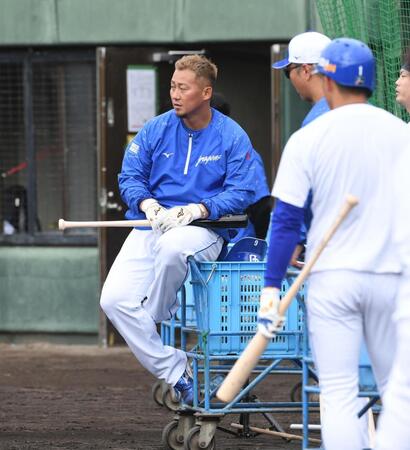 　フリー打撃の順番を待つ中田（撮影・佐々木彰尚）