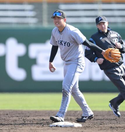 　５回、秋広の打球を処理できず、失策を喫した遊撃手の石塚（撮影・伊藤笙子）