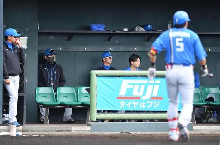 　１回、野村（右手前）が三直に倒れ、ベンチで寂しそうな表情の新庄監督（撮影・開出牧）
