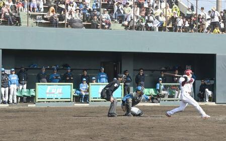 　５回、新庄監督（後方左から３人目）の前でマルチとなる中前打を放つ宗山（撮影・開出牧）
