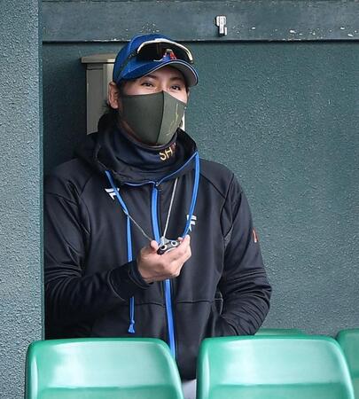 　ベンチでストップウオッチを手に戦況を見守る新庄監督（撮影・開出牧）