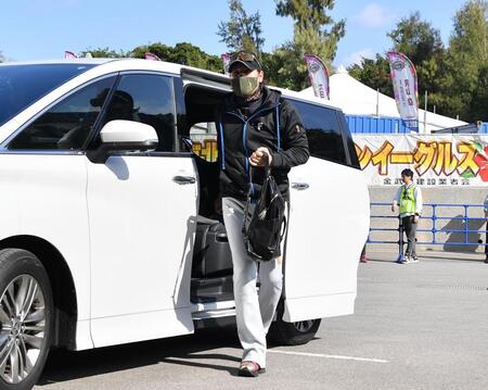 　楽天との試合で球場入りする新庄監督（撮影・開出牧）