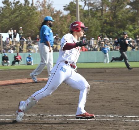 　５回、中前打を放ち一塁へ走る宗山（撮影・開出牧）