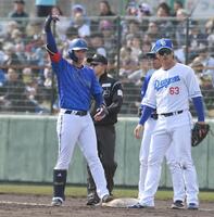 　４回、右前打を放ち喜ぶ度会（撮影・佐々木彰尚）