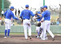 　勝利に喜ぶＤｅＮＡナイン（撮影・佐々木彰尚）