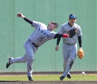 　３回、佐々木の打球を落とす三塁手の増田陸（奥は遊撃手の石塚）＝撮影・伊藤笙子