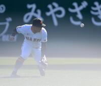 　９回、フルプの右前打を後逸する右翼手の浅野（撮影・伊藤笙子）