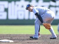 　５回、秋広の打球を処理できず、失策を喫した遊撃手の石塚（撮影・伊藤笙子）