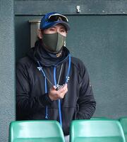 　ベンチでストップウオッチを手に戦況を見守る新庄監督（撮影・開出牧）