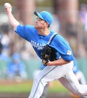 　７回から登板し２本のヒットを許すが１イニングを無失点に抑えた斎藤（撮影・開出牧）