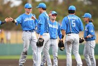 　楽天に打ち勝ちタッチを交わす清宮（左）ら日本ハムナイン（撮影・開出牧）