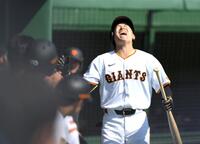 　２回、右越えソロを放ち、ベンチ前でほえる泉口（撮影・伊藤笙子）