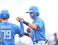 　２回、中前適時打を放ち代田コーチ（左）とグータッチを交わす野村（撮影・開出牧）