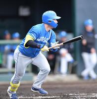 　２回、先制の中前適時打を放つ水野（撮影・開出牧）