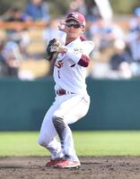 　５回、水野の遊ゴロを難なくさばく宗山（撮影・開出牧）