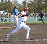 　５回、中前打を放ち一塁へ走る宗山（撮影・開出牧）
